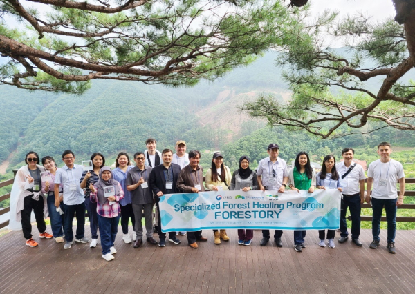 28일 아시아 8개국(브루나이, 캄보디아, 라오스, 미얀마, 카자흐스탄, 몽골, 필리핀, 베트남)의 외교관과 대사관들이 경북 영주시·예천군 국립산림치유원을 방문하여 기념촬영