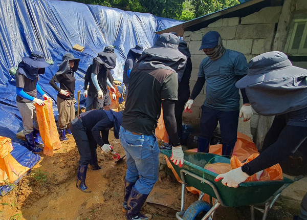 28일 부여군 임천면에서 수해 복구 봉사에 나선 태안군 공직자들.