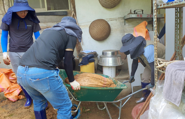28일 부여군 임천면에서 수해 복구 봉사에 나선 태안군 공직자들.