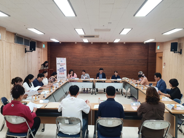 대덕형 마을돌봄 관계자들이 지난 27일 법동종합사회복지관에서 간담회를 열고 안건을 논의하고 있다.