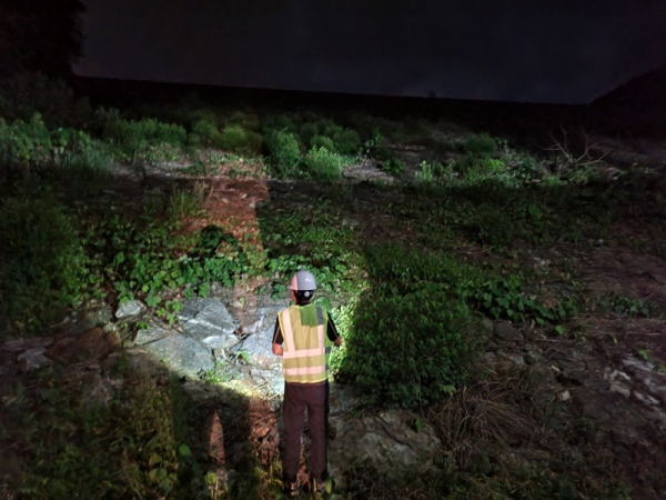 한국농어촌공사 직원이 장수군 용림저수지 제당사면을 긴급 점검하고 있다.