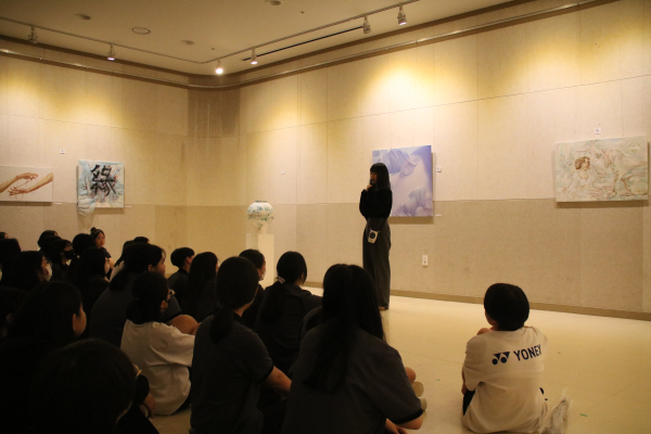 전시작품에 대하여 설명하고있는 아트리 도슨트