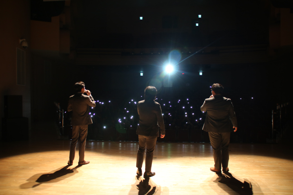 청소년들과 소통하며 공연중인 청년예술단체 노이시아모