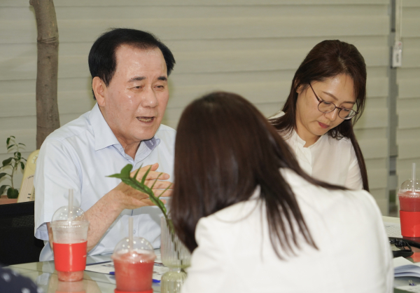 김지철 교육감이 교육청 민원실을 찾아 담당자들과 함께 당면해 있는 교육 민원 현안에 대해 심도있는 논의를 했다