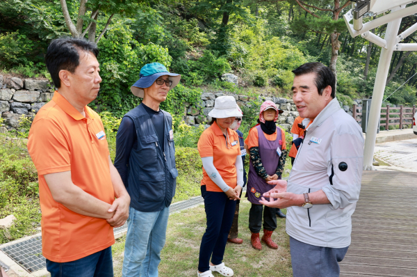 무궁화수목원 직원들을 격려하고 있는 김동일 시장