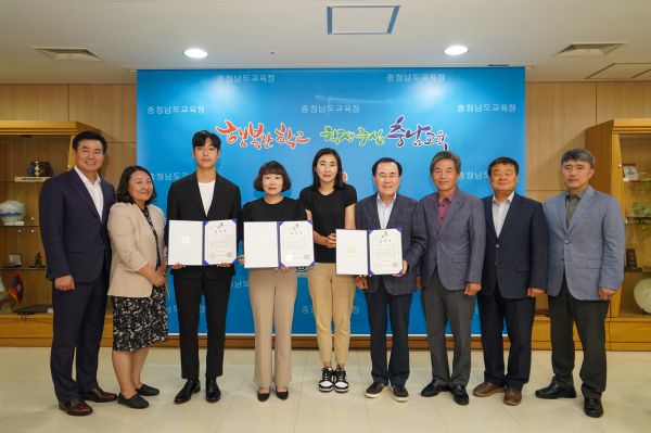 어제 열린 학교 응급상황 대처 유공교원 표창 전수식에서 김지철 교육감이 표창을 수여하고 있다