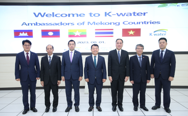 간담회에 참가한 참석자들이 기념촬영을 진행하고 있다.(사진의 왼쪽부터 한국수자원공사 조용덕 글로벌협력처장, 알룬콤 불롬마봉(Alounkone Boulommavong) 주한라오스부대사, 딴 신(Thant Sin) 주한미얀마대사, 한국수자원공사 윤석대 사장, 윗추 베짜지바(Witchu Vejjajiva) 주한태국대사, 응우옌 부 뚱(Nguyen Vu Tung) 주한베트남대사, 한국수자원공사 한성용 글로벌사업본부장)