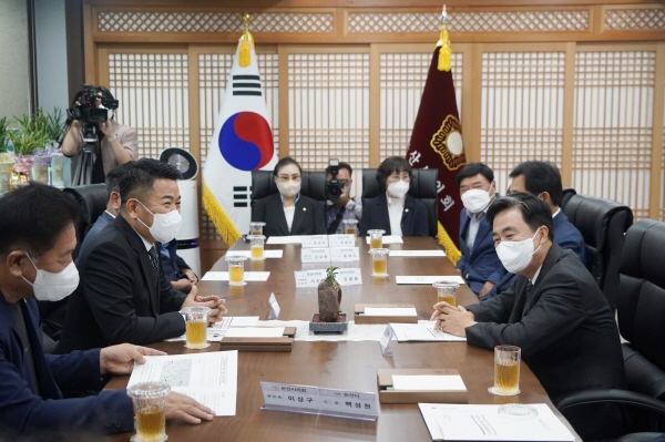 지난해 8월 김태흠 충남도지사와 논산시의회 의장단의 간담회