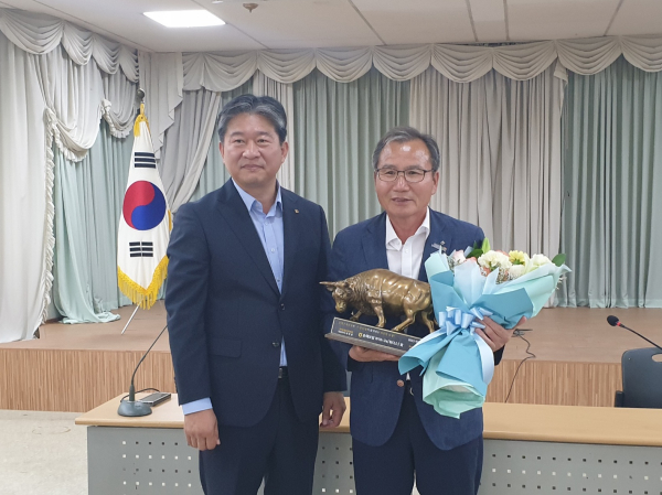 강필규 NH농협손해보험 부사장(왼쪽)이 이용식 우성농협조합장(오른쪽)에게 2023년 ‘위더스상’ 수여했다.