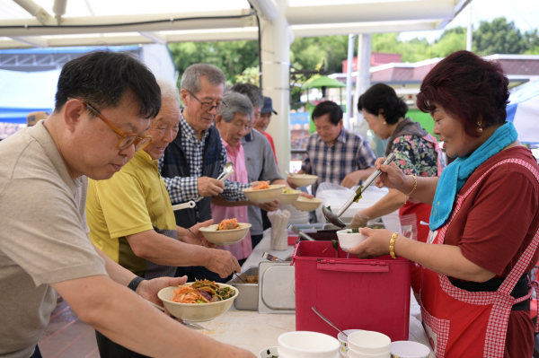 콩밭열무 비빔밥 재료를 받아가는 참여자들