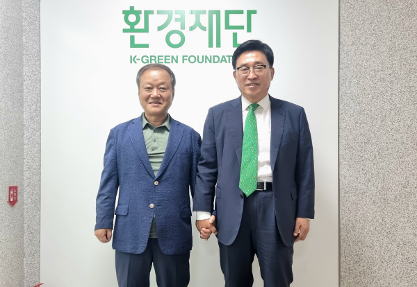 간담회 현장 사진. 한국농수산식품유통공사 김춘진 사장(우측), 최열 환경재단 이사장(좌측)