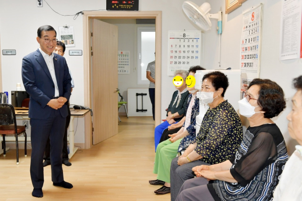 무더위쉼터 긴급점검 중인 김광신 중구청장