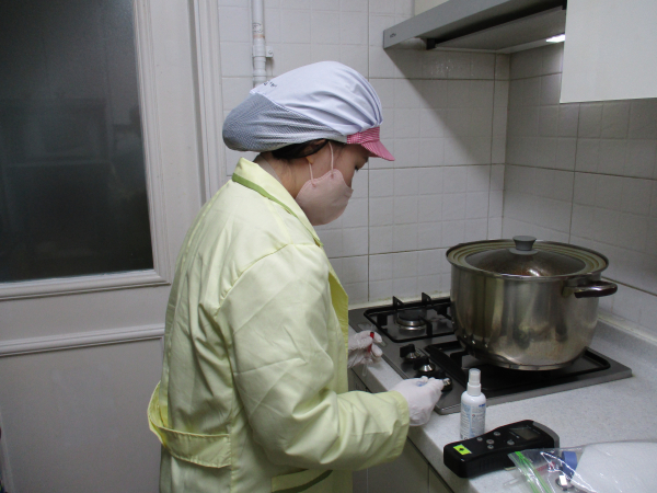 1차 위생·안전·영양 순회방문지도 시 집중관리 대상의 ATP를 측정하는 모습