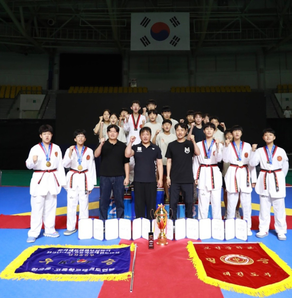 우승기념사진(학생선수, 운동부지도자, 지도교사)