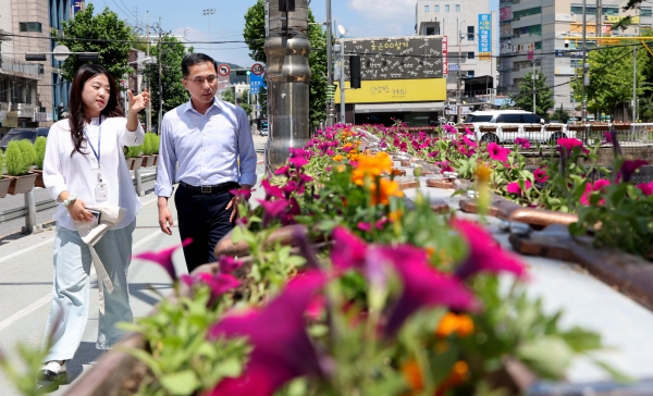 박희조 동구청장이 지난 3일 대동교를 찾아 꽃 다리 조성 현장을 살펴보고 있다.