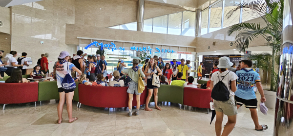 잼버리 참가자들이 새만금 홍보관을 방문하여 관람하고 있다.