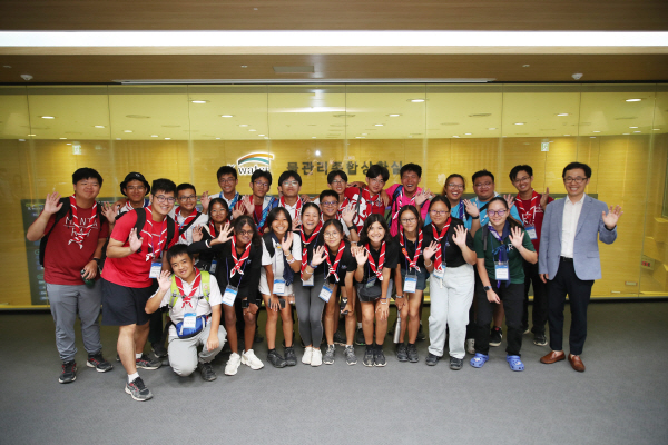 한국수자원공사 물관리종합상황실에 방문한 싱가포르 대표단이 기념촬영을 하고 있다.