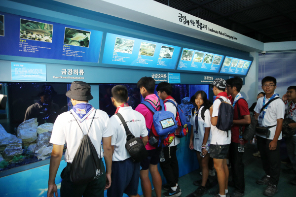 대청댐에 방문한 싱가포르 대표단이 대청댐 물문화관을 견학하고 있다.