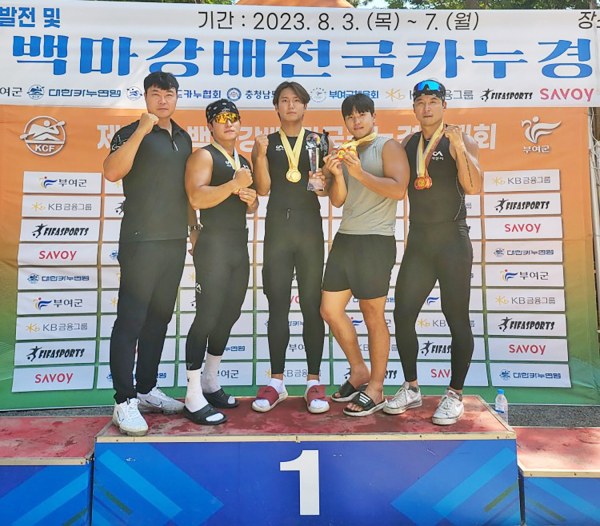 서산시청 카누팀 백마강배 준우승 기념촬영 모습(왼쪽부터 박민호 감독, 나재영, 강신홍, 최지성, 신동진)