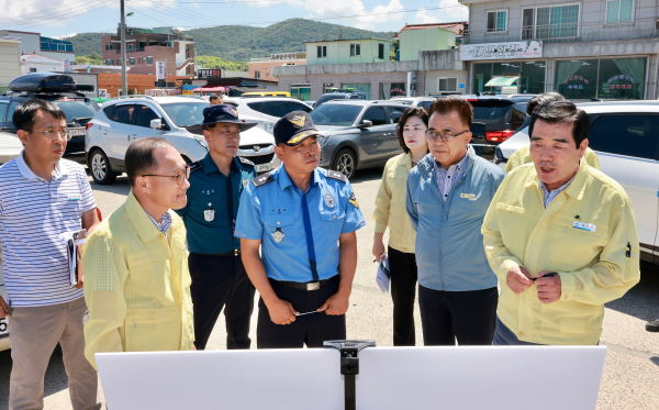 오천항 점검에 나선 김동일 시장 모습