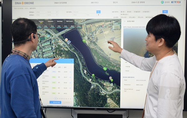 ETRI 연구진이 드론 위치 및 자세 정보의 활용방법을 논의하는 모습