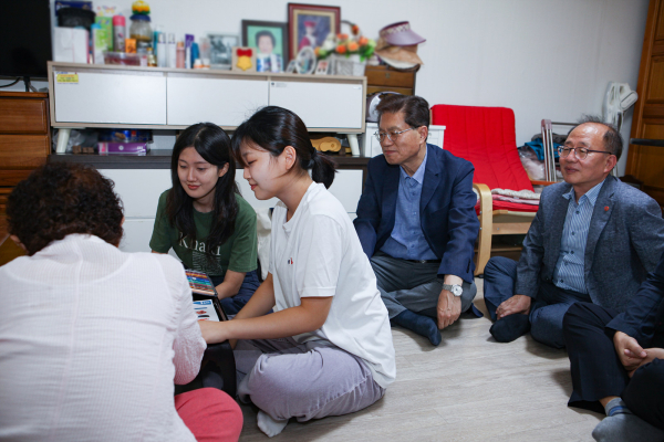 ‘살펴드림(Dream-국민건강보험공단∙동구청∙우송대 3위일체)’사업 대학생 서포터즈 봉사활동 진행 모습