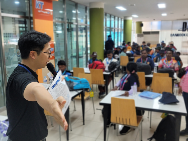 대학 관계자가 잼버리 대원들에게 숙소에 대해 설명하고 있다.