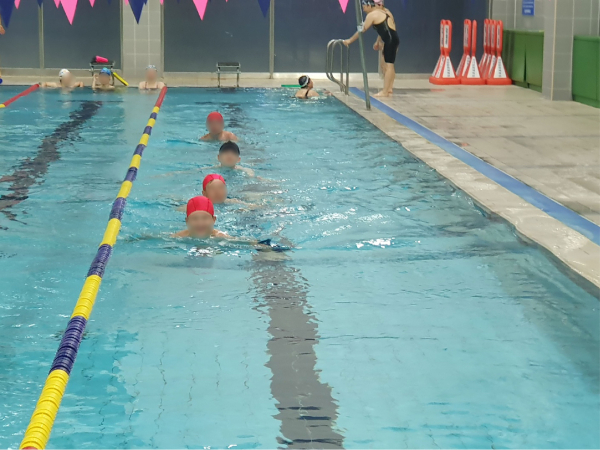 ‘2023 새만금 세계스카우트잼버리’에 참가한 스웨덴 잼버리 대원들 수영장 이용 모습