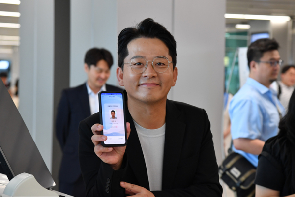 개그맨 김준호씨가 찾아가는 모바일 운전면허증 발급행사장을 찾아 모바일 운전면허증을 발급 받고 있다.