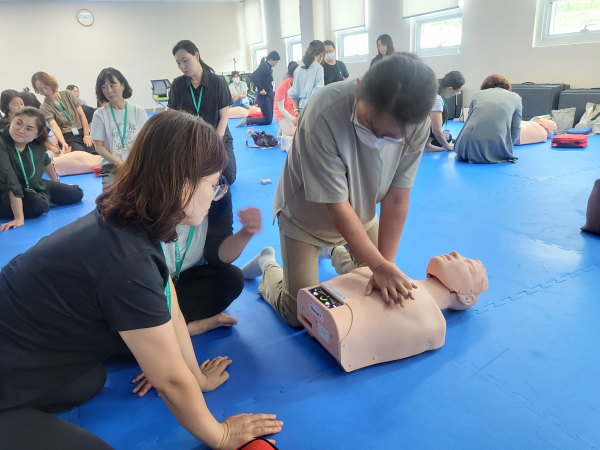 9일 공주시 소재 중앙소방학교에서 열린 응급상황 대처 역량강화 연수에서 보건교사들이 전문적인 심폐소생술을 학습하고 있다