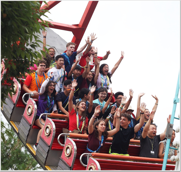 대전을 찾은 잼버리 대원들이 오월드에서 체험을 즐기고 있다