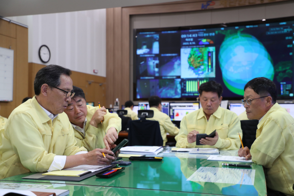 이병호 사장과 경영진들이 카눈 한반도 상륙에 따라 철야로 재난안전상황실에서 대비태세를 진두지휘하며 태풍 대응에 집중하고 있다.