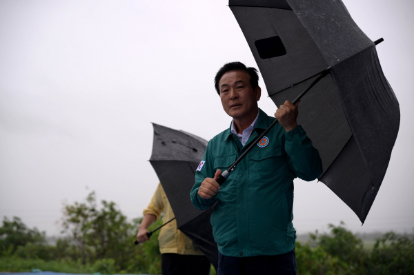 태풍 피해 취약지를 시찰 중인 백성현 논산시장