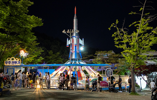 시민들이 대전오월드 야간개장시간동안 놀이시설을 이용하고 있다.