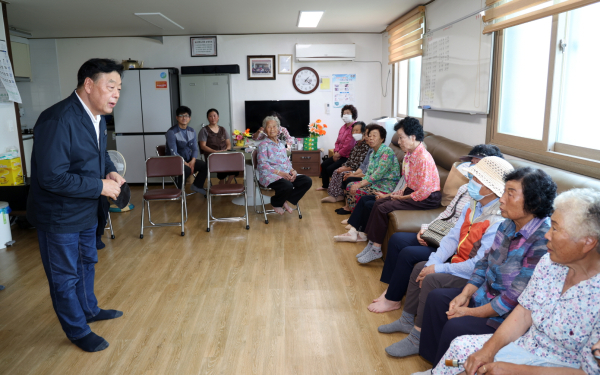 지난 7월 19일 태안읍 남산2리 경로당을 찾은 가세로 군수.