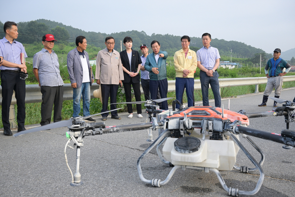 최민호 세종시장, 드론 활용 벼 방제 현장 방문