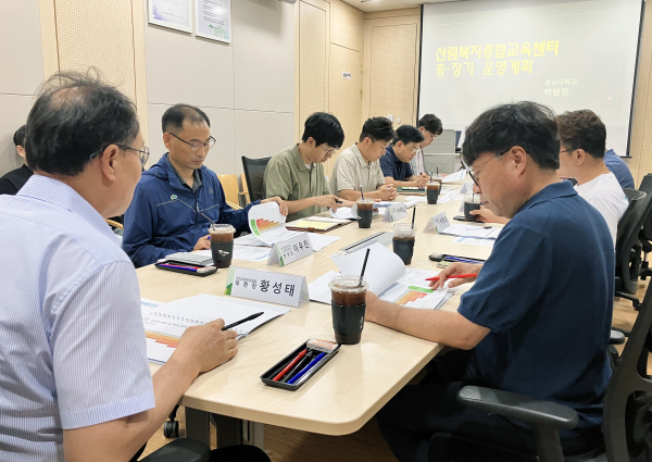 황성태(좌측 첫 번째) 부원장이 지난 11일 대전 서구 진흥원 회의실에서 대전시, 진흥원 관계자들과 ‘산림복지종합교육센터 중·장기 교육운영방안 연구용역’ 착수보고회 중 인사말을 하고 있다.