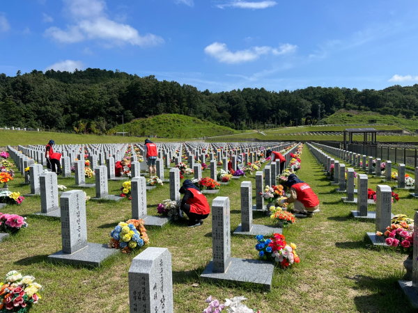 국립대전현충원을 방문하여 묘역정화 봉사활동 진행 모습