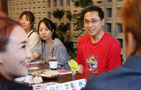 박희조 동구청장이 공감토크에 참석한 영유아 부모와 의견을 나누고 있다