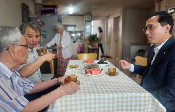 박희조 동구청장(사진 가운데)이 14일 고(故) 유중하 애국지사 유족의 이야기를 듣고 있다.