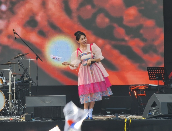 트로트 가수 김다현의 폐막 공연 장면/박동혁 기자