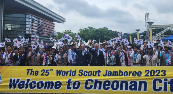 박상돈 천안시장과 한시준 독립기념관장이 잼버리 대원들과 기념사진을 찍고 있다/박동혁 기자