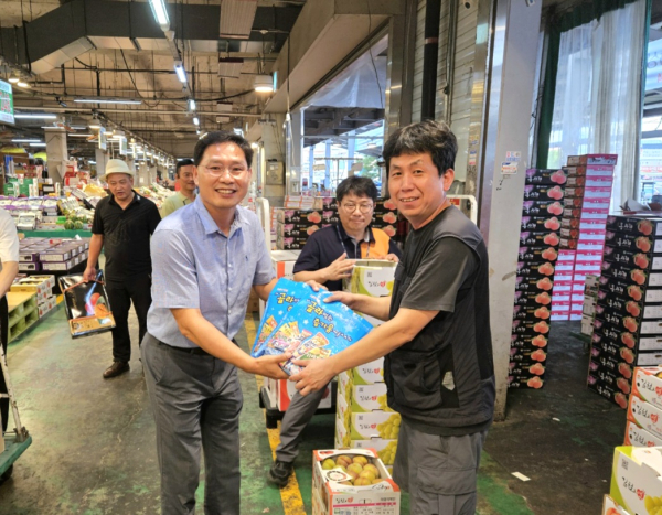 농협중도매인·거래처 관계자, 하역반 등에게 시원한 아이스크림 전달 격려 모습