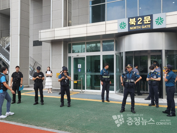대전시청에 폭발물 설치 신고가 들어와 경찰이 출입문을 통제하고 있다.