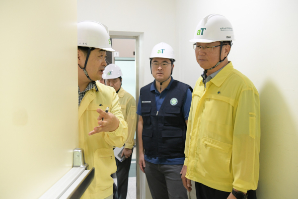 노사합동 사업장 위험성평가 집중점검 현장 사진 * 한국농수산식품유통공사 기노선 부사장(우측 1번째), 이원규 노동조합 수석부위원장(우측 2번째)
