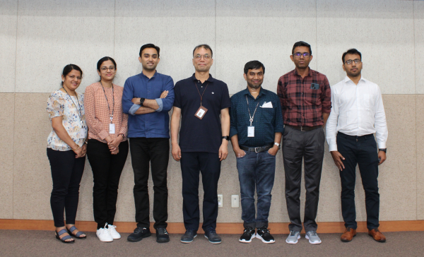 KIST 한‧인도협력센터 연구진제1저자인 Namitha Anna Koshi 박사(좌측 두 번째), 교신저자 이승철 박사(좌측 네 번째)