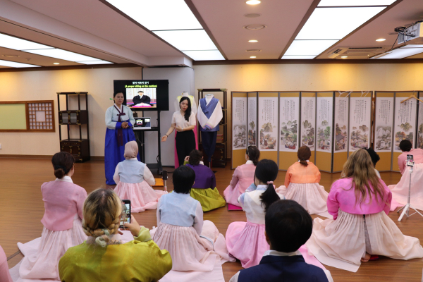 ‘언박싱 코리아’참여 외국인, 한국효문화진흥원 방문해 효문화 체험