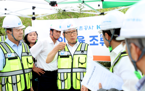 이병호 사장은 18일 조류포집 현장 시연회에 참석하여 깨끗한 농업용수 관리에 최선을 다해달라고 당부하고 있다.