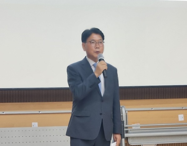 토론회를 개최한 이재관 대표/박동혁 기자