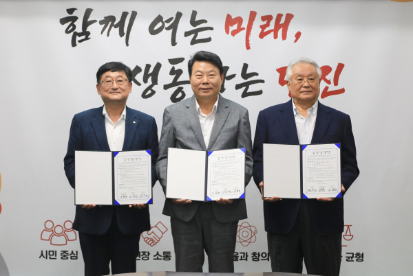 KB 작은도서관 업무협약식 /왼쪽부터 KB국민은행 충청지역 그룹 송용훈 대표, 오성환 당진시장, (사)작은도서관을만드는사람들 김수연 대표